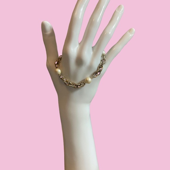 Elegant Gold tone and faux Pearl Bracelet - Picture 1 of 3